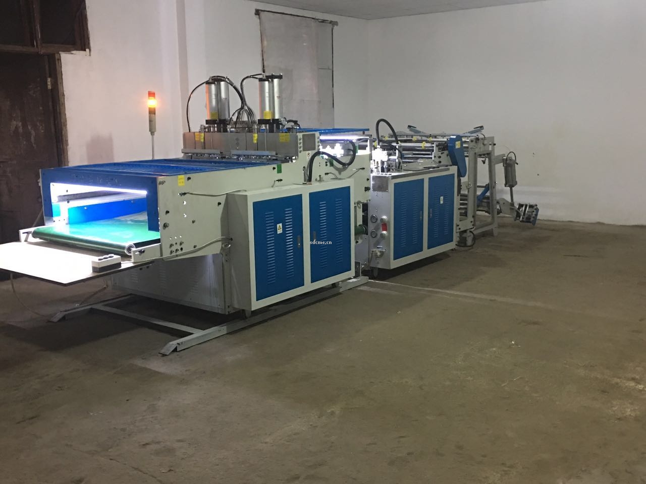 超高速制袋機 超市購物袋制袋機一、特點：本機以HDPE、LDPE筒膜為原料，是制作超市袋、背心袋、馬甲袋、市場袋的理想設備，本機具有節(jié)省人工、降低成本、一次成型、故障率低、產(chǎn)量高等特點，良好性能的色標跟蹤儀，使封切長度更準確，誤差更小。采用先進的電腦，長度調整方便，精確。