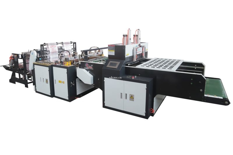 超高速制袋機 超市購物袋制袋機一、特點：本機以HDPE、LDPE筒膜為原料，是制作超市袋、背心袋、馬甲袋、市場袋的理想設備，本機具有節(jié)省人工、降低成本、一次成型、故障率低、產(chǎn)量高等特點，良好性能的色標跟蹤儀，使封切長度更準確，誤差更小。采用先進的電腦，長度調整方便，精確。